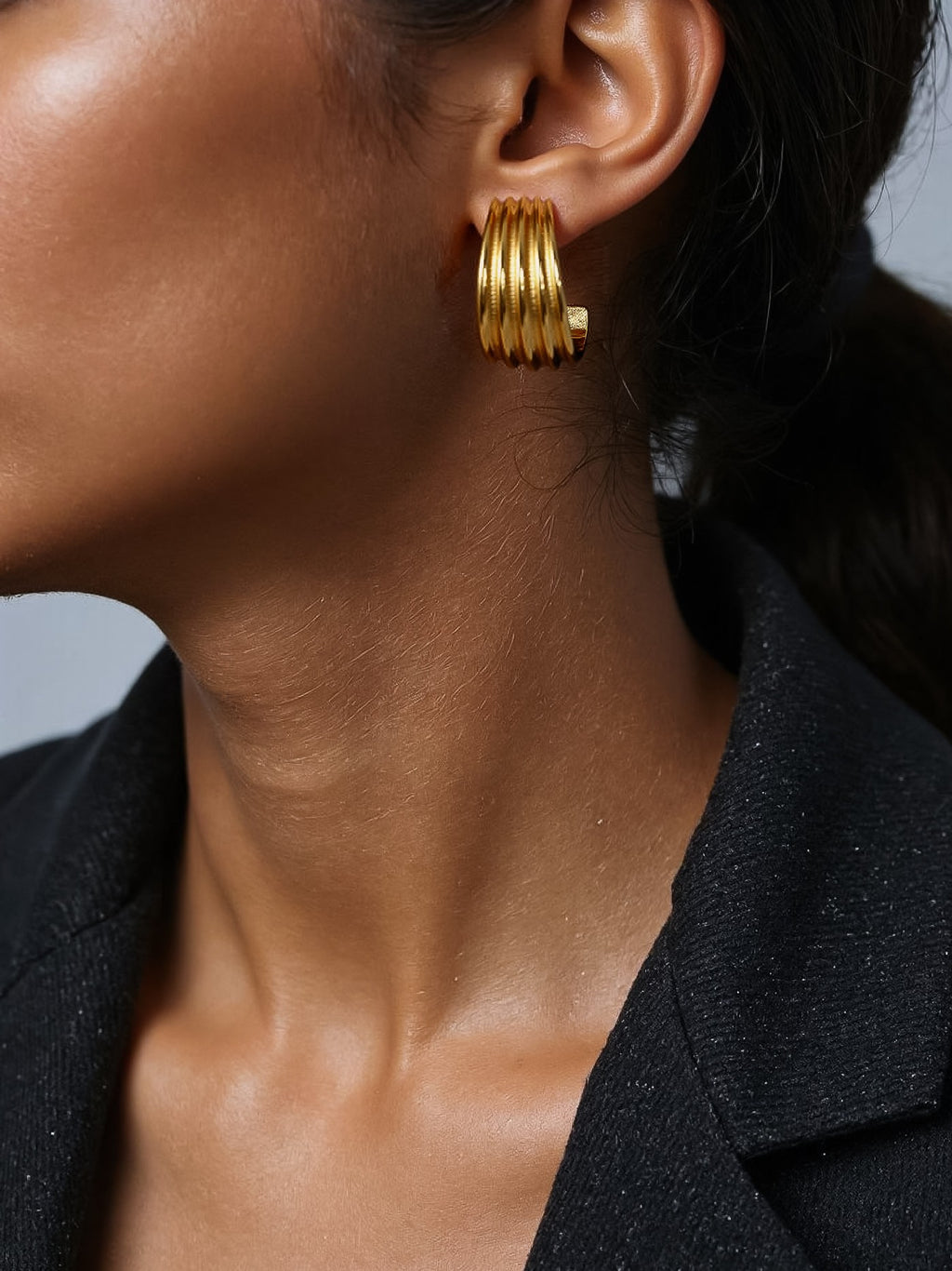 18k GOLD RIBBED HOOPED EARRINGS