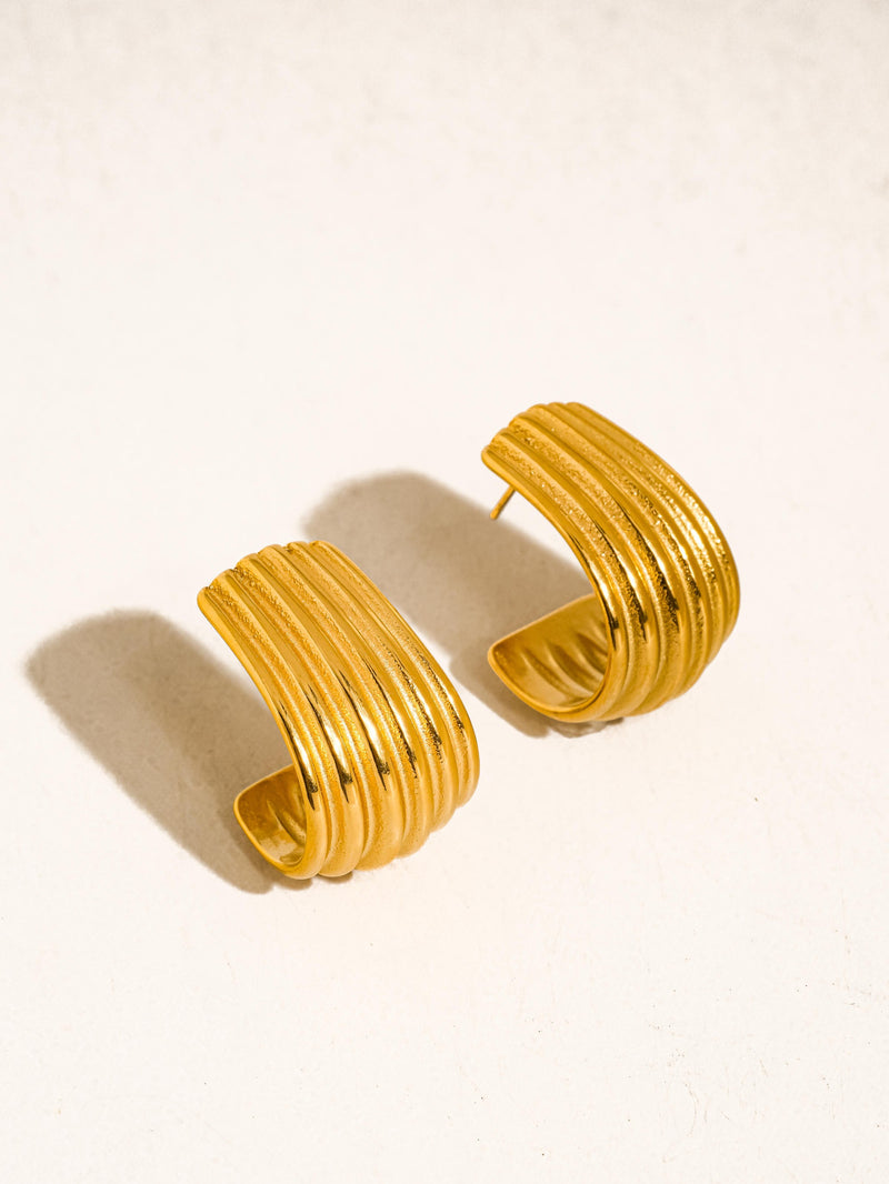 18k GOLD RIBBED HOOPED EARRINGS
